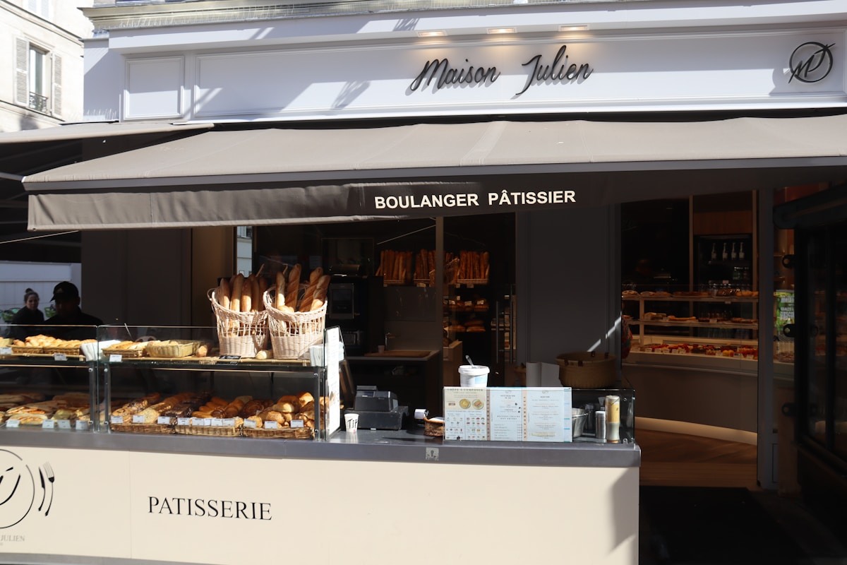 Devanture de boulangerie-pâtisserie avec sa caisse enregistreuse sur le comptoir, commerce de détail soumis à l'obligation de logiciel certifié