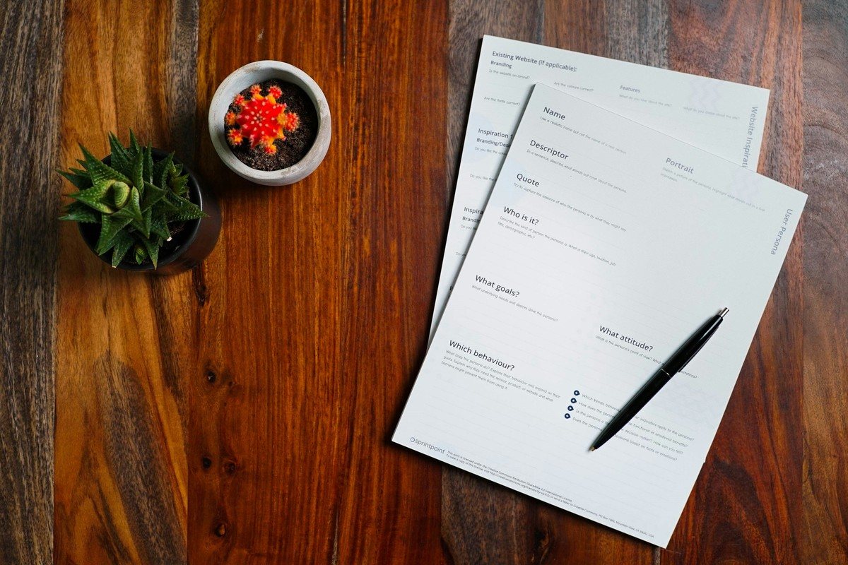 Contrats imprimés et stylo posés sur une table en bois, prêts à être relus avant signature
