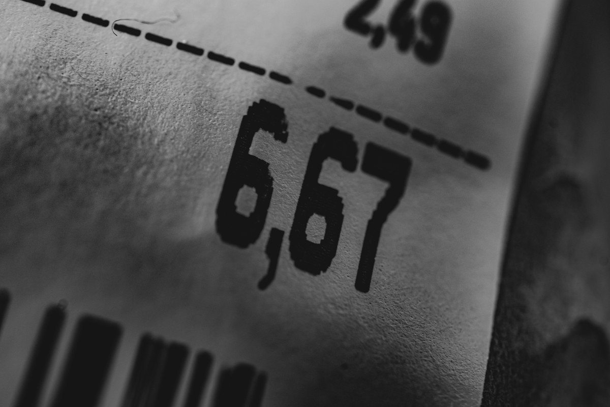 Ticket de caisse en gros plan laissant apparaitre des montants en euros et un code-barres